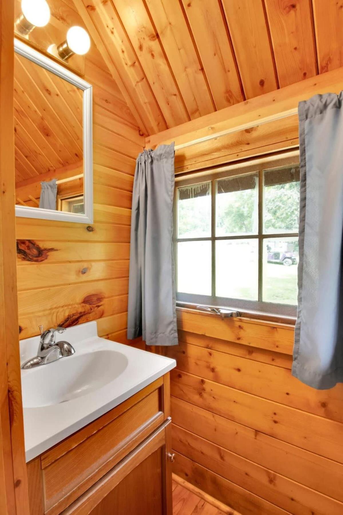 Lovely Rustic Cabin In Блумингтън Екстериор снимка